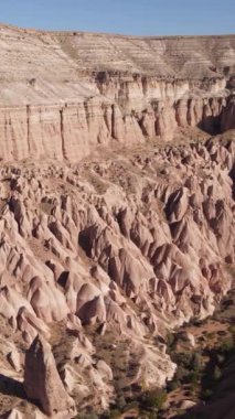 Kapadokya hava manzarası. Hindi. Goreme Ulusal Parkı. Dikey video