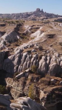 Kapadokya hava manzarası. Hindi. Goreme Ulusal Parkı. Dikey video