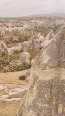 Kapadokya hava manzarası. Hindi. Goreme Ulusal Parkı. Dikey video