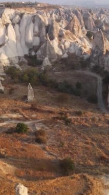 Kapadokya hava manzarası. Hindi. Goreme Ulusal Parkı. Dikey video
