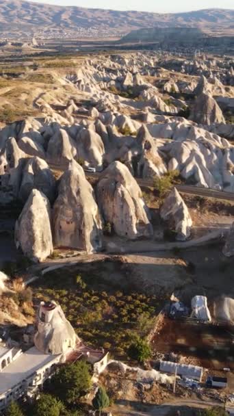 Pemandangan Cappadocia udara. Turki. Taman Nasional Goreme. Video vertikal — Stok Video