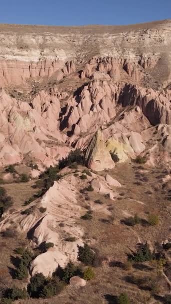 Capadocia vista aérea del paisaje. Pavo. Parque Nacional Goreme. Vídeo vertical — Vídeos de Stock