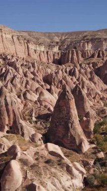 Kapadokya hava manzarası. Hindi. Goreme Ulusal Parkı. Dikey video