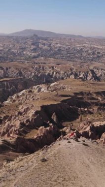 Kapadokya hava manzarası. Hindi. Goreme Ulusal Parkı. Dikey video