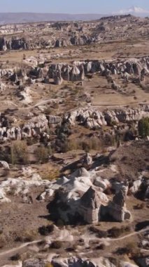 Kapadokya hava manzarası. Hindi. Goreme Ulusal Parkı. Dikey video
