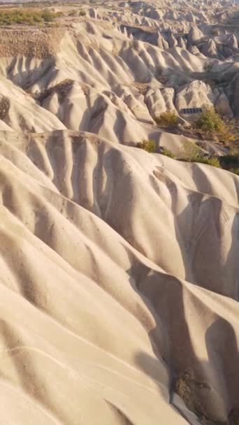 Kappadokia krajina letecký pohled. Krocan. Národní park Goreme. Svislé video — Stock video