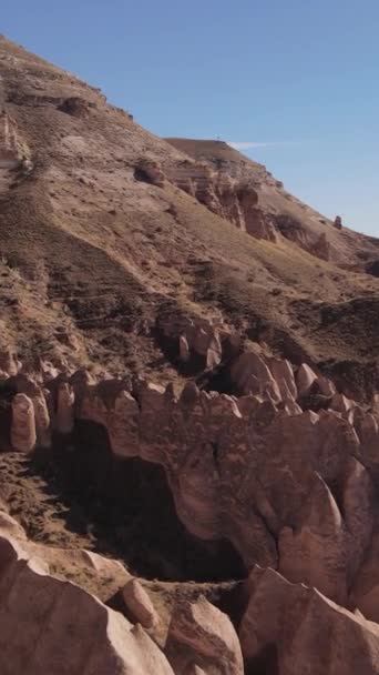 Cappadocia paesaggio vista aerea. Tacchino. Parco nazionale di Goreme. Video verticale — Video Stock