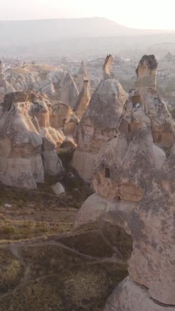 Kappadokia krajina letecký pohled. Krocan. Národní park Goreme. Svislé video — Stock video