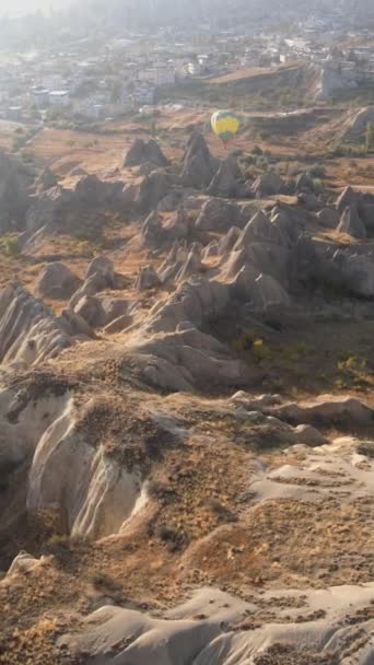 Capadocia vista aérea del paisaje. Pavo. Parque Nacional Goreme. Vídeo vertical — Vídeos de Stock