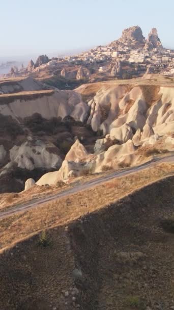 Cappadocia paesaggio vista aerea. Tacchino. Parco nazionale di Goreme. Video verticale — Video Stock