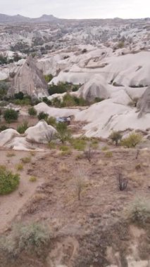 Kapadokya hava manzarası. Hindi. Goreme Ulusal Parkı. Dikey video