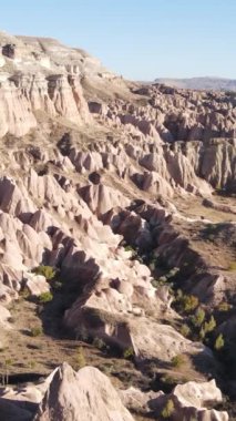 Kapadokya hava manzarası. Hindi. Goreme Ulusal Parkı. Dikey video