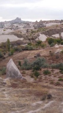 Kapadokya hava manzarası. Hindi. Goreme Ulusal Parkı. Dikey video