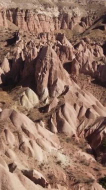 Kapadokya hava manzarası. Hindi. Goreme Ulusal Parkı. Dikey video