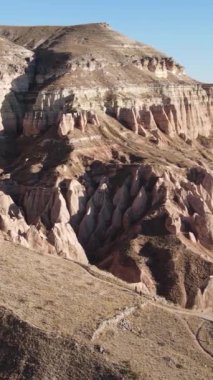 Kapadokya hava manzarası. Hindi. Goreme Ulusal Parkı. Dikey video