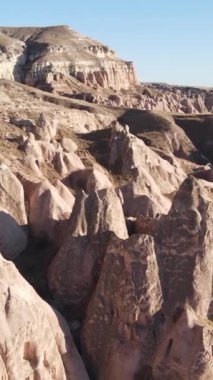 Kapadokya hava manzarası. Hindi. Goreme Ulusal Parkı. Dikey video