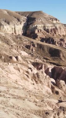 Kapadokya hava manzarası. Hindi. Goreme Ulusal Parkı. Dikey video