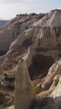 Kapadokya hava manzarası. Hindi. Goreme Ulusal Parkı. Dikey video