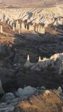 Kapadokya hava manzarası. Hindi. Goreme Ulusal Parkı. Dikey video