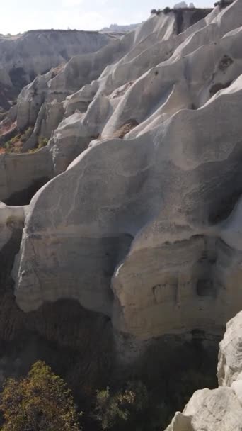 Widok z lotu ptaka na Cappadocia. Turcja. Park Narodowy Goreme. Pionowe wideo — Wideo stockowe