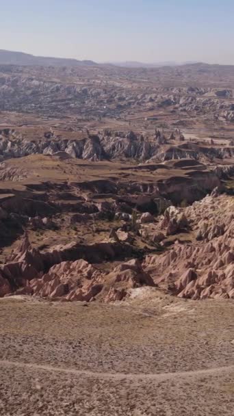 Cappadocia paesaggio vista aerea. Tacchino. Parco nazionale di Goreme. Video verticale — Video Stock