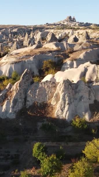 Cappadocië landschap uitzicht vanuit de lucht. Turkije. Nationaal park Goreme. Verticale video — Stockvideo