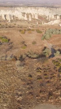 Kapadokya hava manzarası. Hindi. Goreme Ulusal Parkı. Dikey video