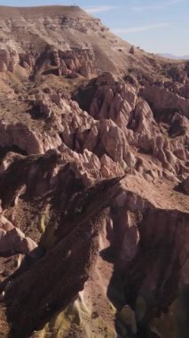 Kapadokya hava manzarası. Hindi. Goreme Ulusal Parkı. Dikey video