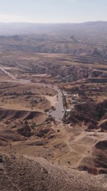 Kapadokya hava manzarası. Hindi. Goreme Ulusal Parkı. Dikey video