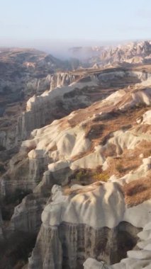 Kapadokya hava manzarası. Hindi. Goreme Ulusal Parkı. Dikey video