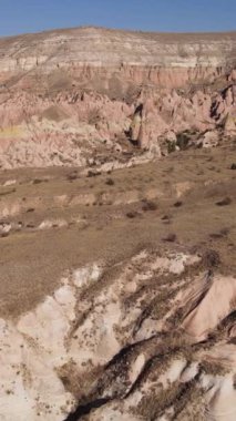 Kapadokya hava manzarası. Hindi. Goreme Ulusal Parkı. Dikey video