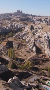 Kapadokya hava manzarası. Hindi. Goreme Ulusal Parkı. Dikey video