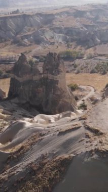 Kapadokya hava manzarası. Hindi. Goreme Ulusal Parkı. Dikey video