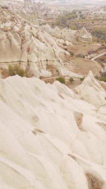 Kapadokya hava manzarası. Hindi. Goreme Ulusal Parkı. Dikey video