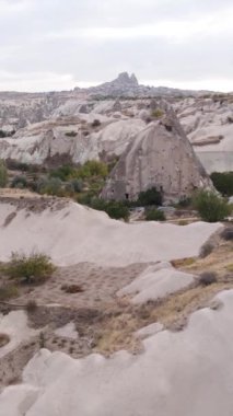 Kapadokya hava manzarası. Hindi. Goreme Ulusal Parkı. Dikey video