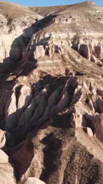 Kapadokya hava manzarası. Hindi. Goreme Ulusal Parkı. Dikey video