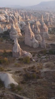 Kapadokya hava manzarası. Hindi. Goreme Ulusal Parkı. Dikey video
