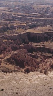 Kapadokya hava manzarası. Hindi. Goreme Ulusal Parkı. Dikey video