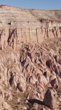 Kapadokya hava manzarası. Hindi. Goreme Ulusal Parkı. Dikey video