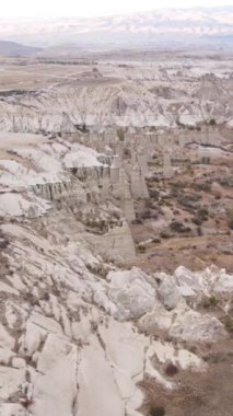 Kapadokya hava manzarası. Hindi. Goreme Ulusal Parkı. Dikey video