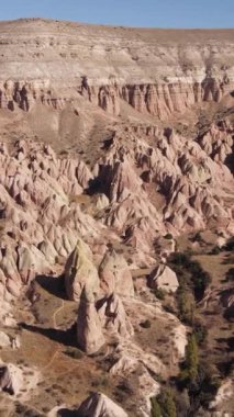 Kapadokya hava manzarası. Hindi. Goreme Ulusal Parkı. Dikey video