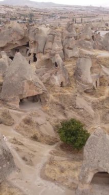 Kapadokya hava manzarası. Hindi. Goreme Ulusal Parkı. Dikey video