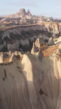 Kapadokya hava manzarası. Hindi. Goreme Ulusal Parkı. Dikey video