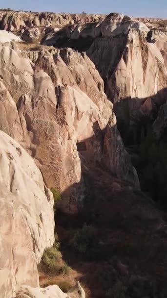 Cappadocia peisaj vedere aeriană. Turcia. Parcul Naţional Goreme. Video vertical — Videoclip de stoc