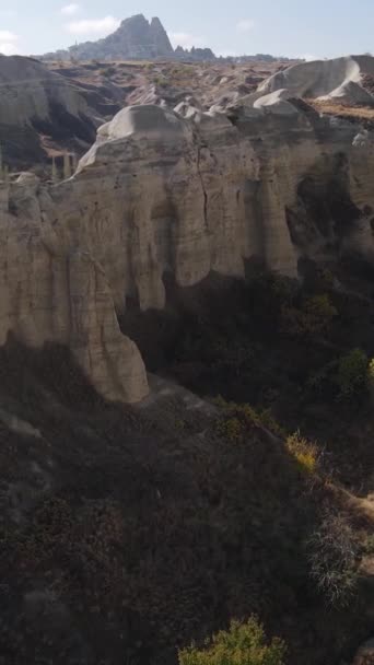 Cappadocia paesaggio vista aerea. Tacchino. Parco nazionale di Goreme. Video verticale — Video Stock