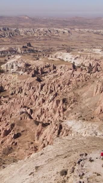 Capadocia vista aérea del paisaje. Pavo. Parque Nacional Goreme. Vídeo vertical — Vídeo de stock