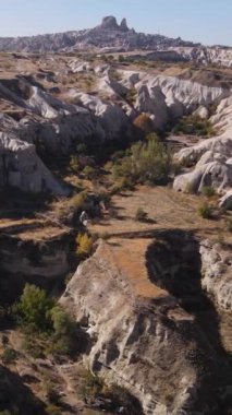 Kapadokya hava manzarası. Hindi. Goreme Ulusal Parkı. Dikey video