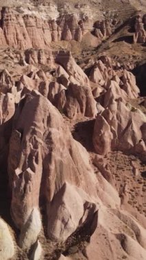 Kapadokya hava manzarası. Hindi. Goreme Ulusal Parkı. Dikey video