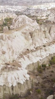 Kapadokya hava manzarası. Hindi. Goreme Ulusal Parkı. Dikey video