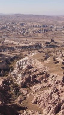 Kapadokya hava manzarası. Hindi. Goreme Ulusal Parkı. Dikey video